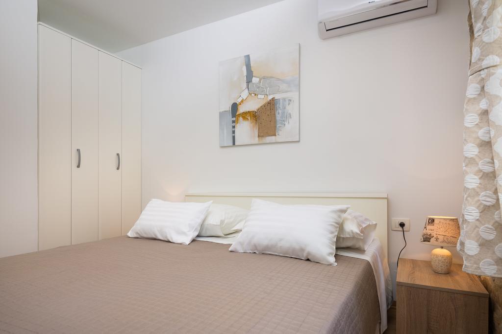 Cindro With Terrace Apartment